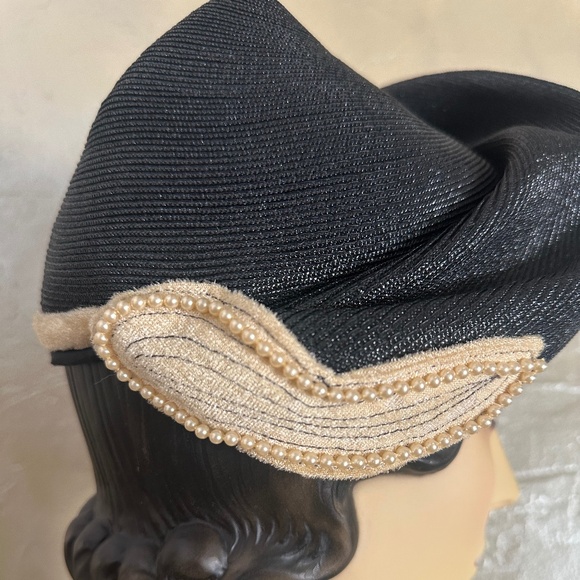 IMPRESSIVE 1940s BLACK STRAW WITH POINTY CROWN - VELOUR & PEARL TRIM + FEATHER - Picture 2 of 13